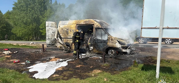 В Ярославской области загоревшийся фургон подпалил рядом стоящий автомобиль 