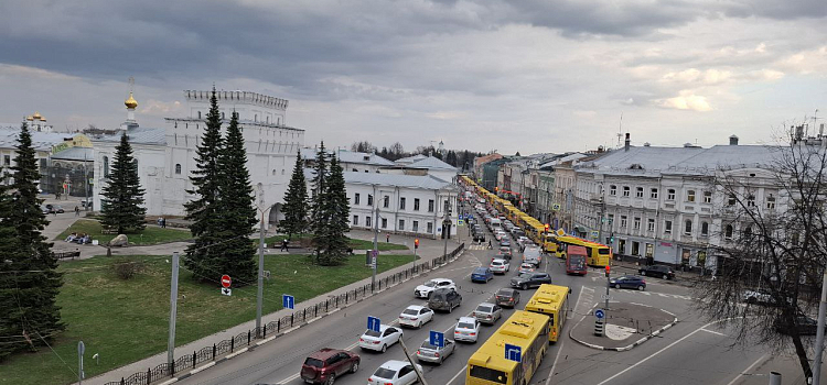 Первая по-летнему тёплая пятница года: Ярославль встал в девятибалльные пробки_295479