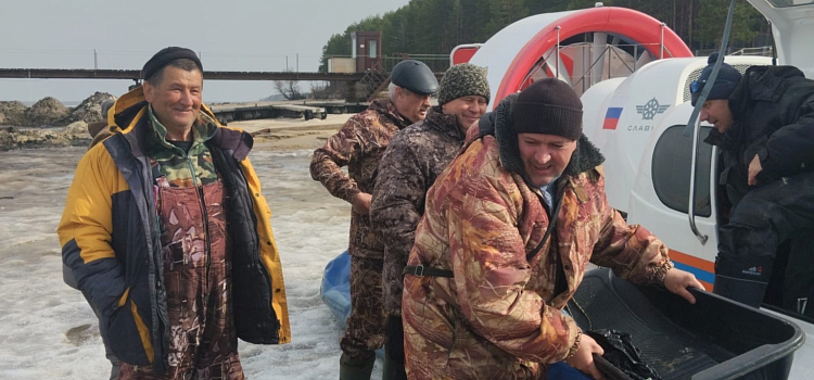 Восьмерых рыбаков на Рыбинском водохранилище унесло на льдине_268897