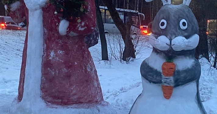 Рядом со снежным Дедом Морозом на проспекте Авиаторов поселился Кролик