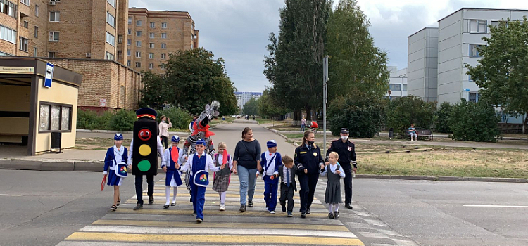 Госавтоинспекция предупреждает: следуйте правилам безопасности, переходя дорогу!