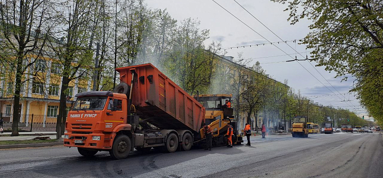В Ярославле начали укладывать асфальт на улице Свободы_271985
