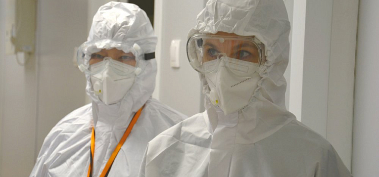 Работавшим с COVID-19 медикам пенсионный стаж будет увеличен в двойном размере