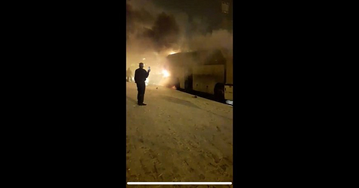Видео дня. В центре Ярославля в крупном пожаре пострадал автобус