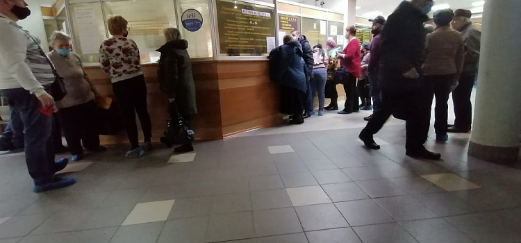 Пациенты столпились у регистратуры: ярославцы жалуются на очереди в поликлинике № 9