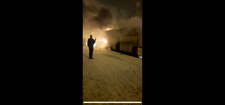 Видео дня. В центре Ярославля в крупном пожаре пострадал автобус
