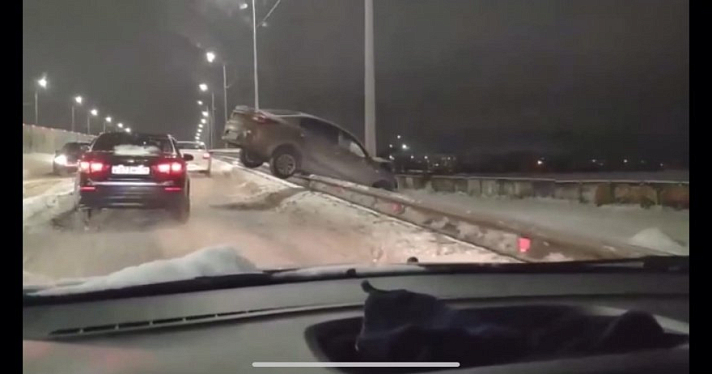 Видео дня. В Ярославле машина повисла на мосту