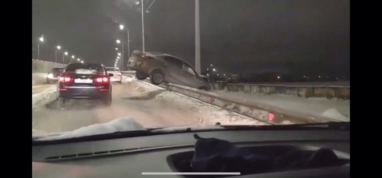 Видео дня. В Ярославле машина повисла на мосту