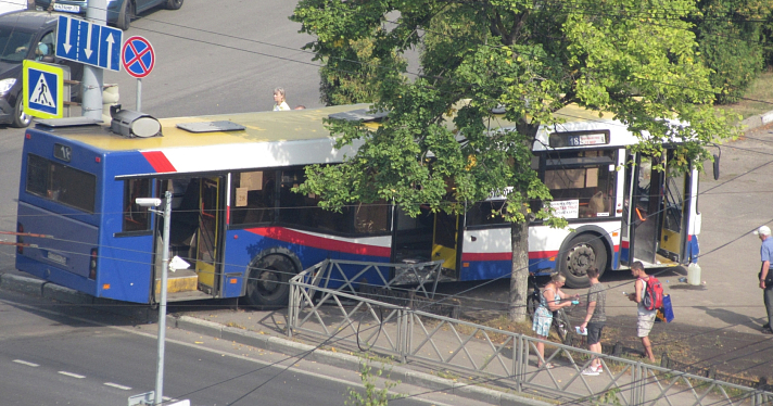 В Ярославле на Ленинградском проспекте столкнулись автобус и троллейбус_219115