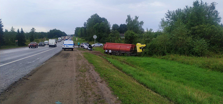 Грузовик вылетел на встречку: в Ярославской области в ДТП погибла трёхлетняя девочка_278684