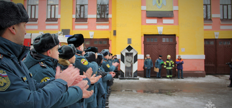 «Смыли копоть»: в Ярославле проводили на пенсию легенду пожарной охраны_260570