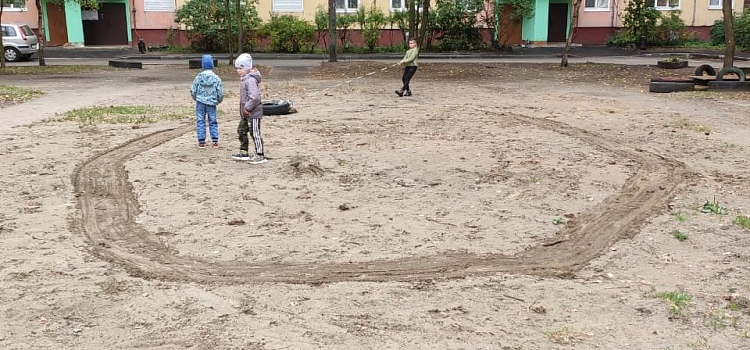 «Про нас забыли»: жители двора в Заволжском районе борются за возвращение детского городка