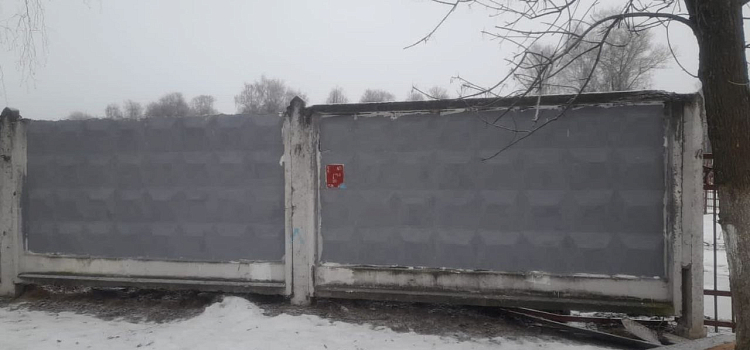 В Ярославле ищут вандалов, разрисовавших стену Воинского мемориального кладбища_290446