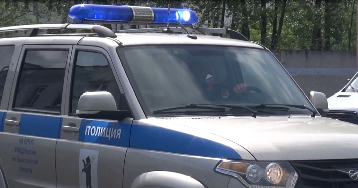 В центре Ярославля полицейские не позволили раздеться пьяной женщине