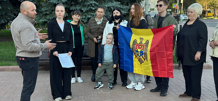 «Мы не забыли про родину»: молдаване в Ярославле вышли на акцию протеста, требуя избирательных участков в России_302109