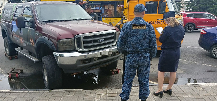 В центре Ярославля арестовали иномарку владельца базы отдыха, задолжавшего миллионы_278393