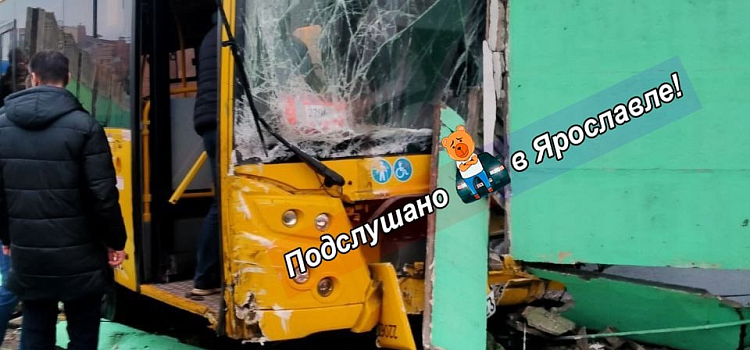 На проспекте Фрунзе автобус протаранил забор_293560