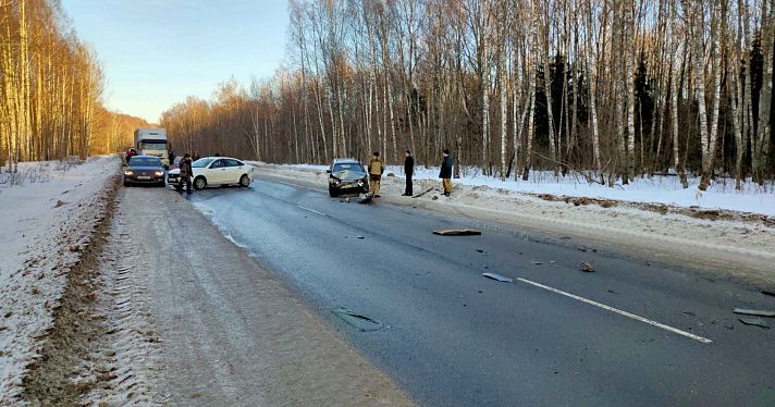 Как минимум один человек в критическом состоянии: в Ярославской области автомобиль вылетел в кювет_235476