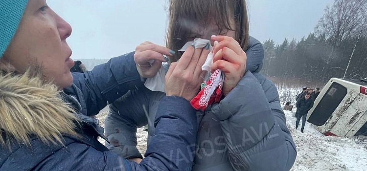 Эвакуировали людей через люк: автобус Рыбинск – Ярославль вылетел в кювет и опрокинулся_232458