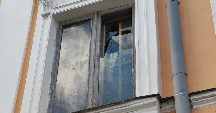 В центре Ярославля ветер выбил окна у исторического здания_222333
