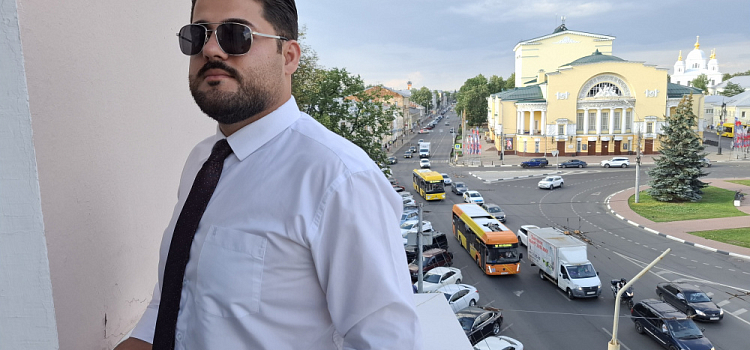 «Если пассажир зашёл в салон, он доверил тебе свою жизнь». Откровенный разговор с водителем электробуса из Ирака