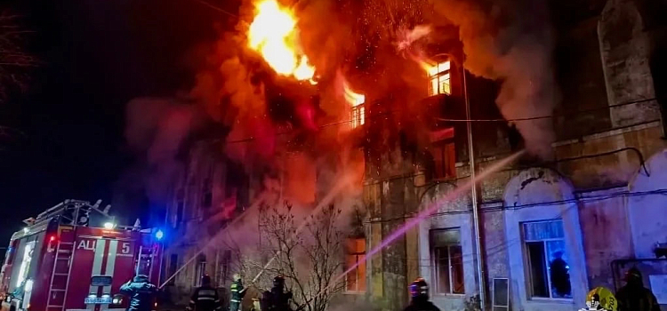 Десятки человек без жилья: пожар уничтожил бывшие склады Ярославской большой мануфактуры_313668