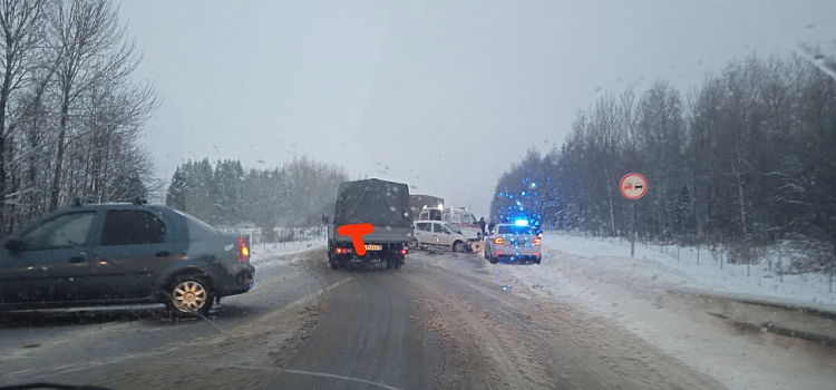 В Ярославской области произошли два массовых ДТП: пострадала женщина_229431