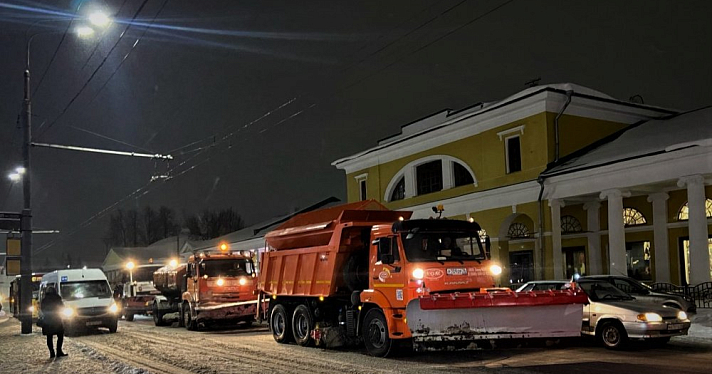 В Ярославле городские дороги всю ночь чистили от снега