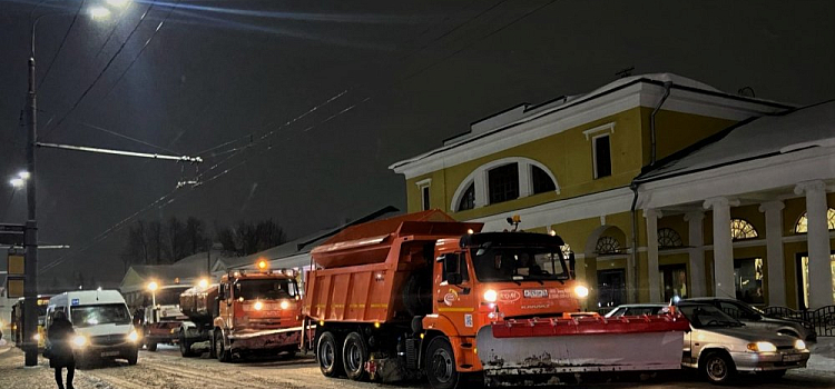 В Ярославле городские дороги всю ночь чистили от снега