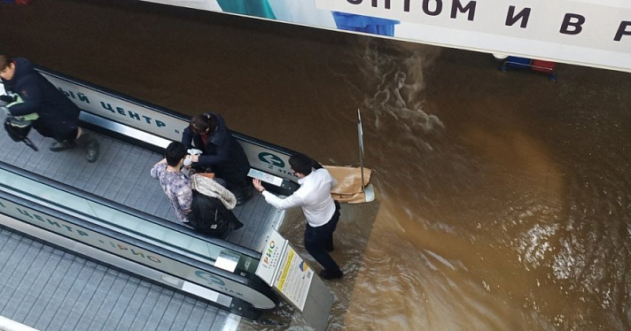 На покупателей хлынула вода: в ТЦ РИО рассказали, что стало с товаром после потопа