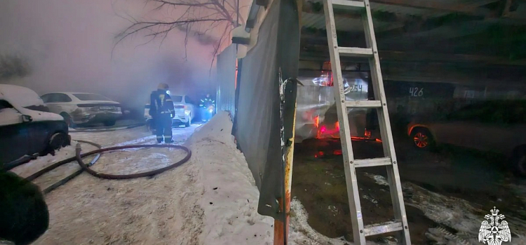 В Ярославле ночью сгорел автосервис на 400 квадратных метров_309928