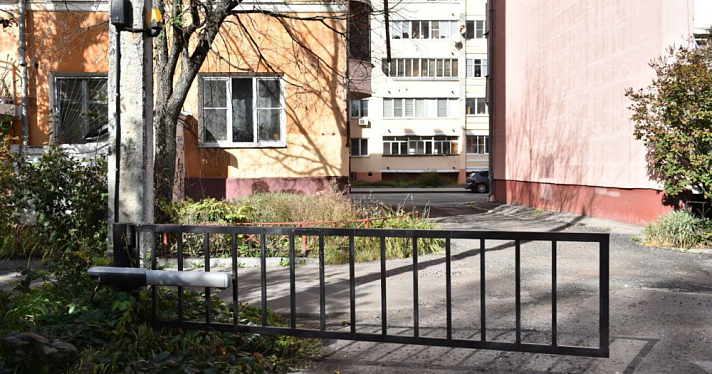 Ярославцы могут получить до 180 тысяч рублей на шлагбаумы во дворах
