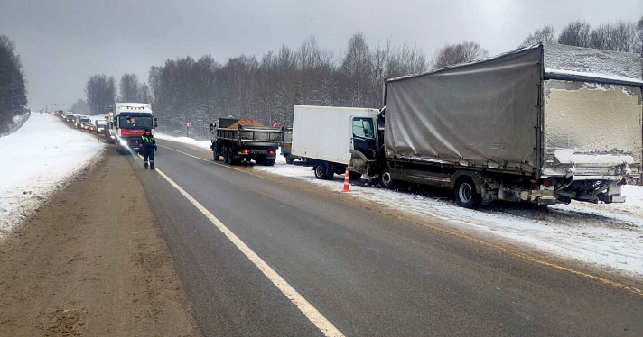 В Ярославской области в лобовом столкновении двух грузовиков погиб водитель_228837
