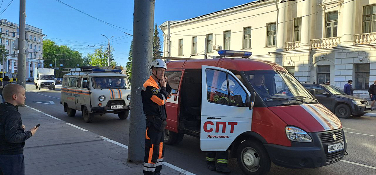 В центре Ярославля из-за пожара эвакуировали офисы и известный ресторан_273313