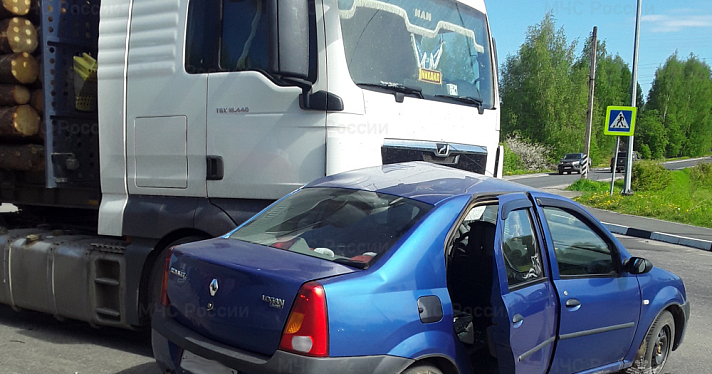 В Ярославской области лесовоз въехал в легковушку — есть пострадавшие