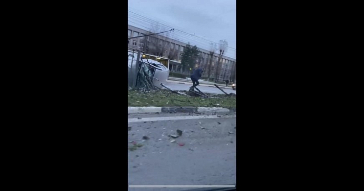 Ярославец влетел в забор: ДТП попало на видео