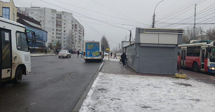 В одном из районов Ярославля мужчина поскользнулся у остановки и сломал ногу