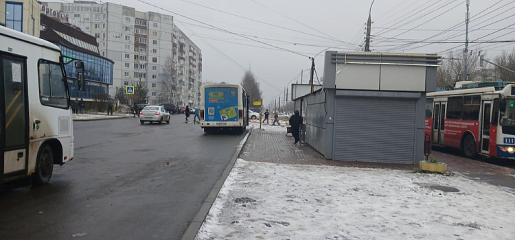 В одном из районов Ярославля мужчина поскользнулся у остановки и сломал ногу
