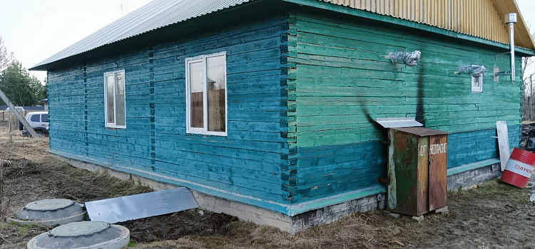 В посёлке Ярославской области злоумышленники сожгли дом и хозпостройку_294756