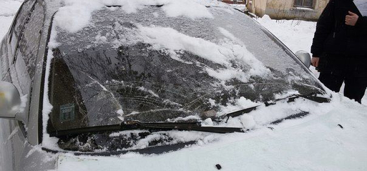 В Ярославле сход снега с крыши повредил несколько автомобилей