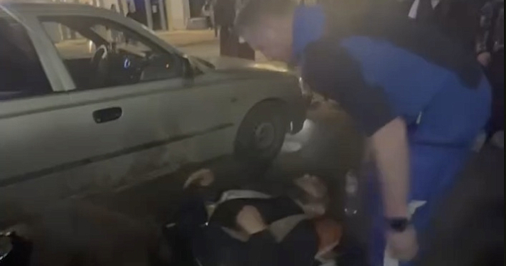 В центре Ярославля питбайкер врезался в автомобиль