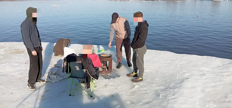 Под Ярославлем молодёжь делала шашлыки на дрейфующей льдине
