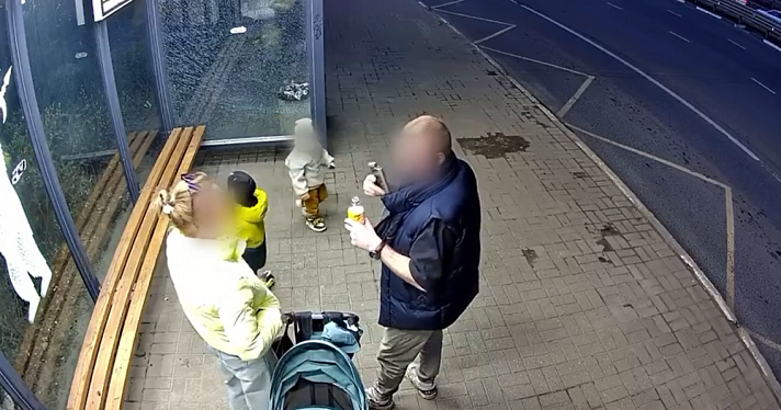 В Ярославле трёхлетний ребёнок разбил новую остановку