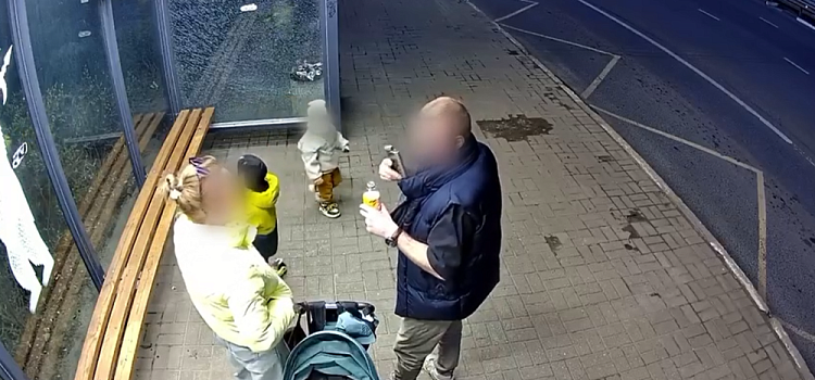 В Ярославле трёхлетний ребёнок разбил новую остановку