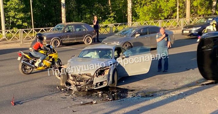 У ТЦ «Тандем» в Ярославле столкнулись две иномарки
