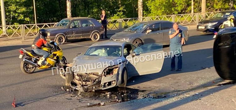 У ТЦ «Тандем» в Ярославле столкнулись две иномарки