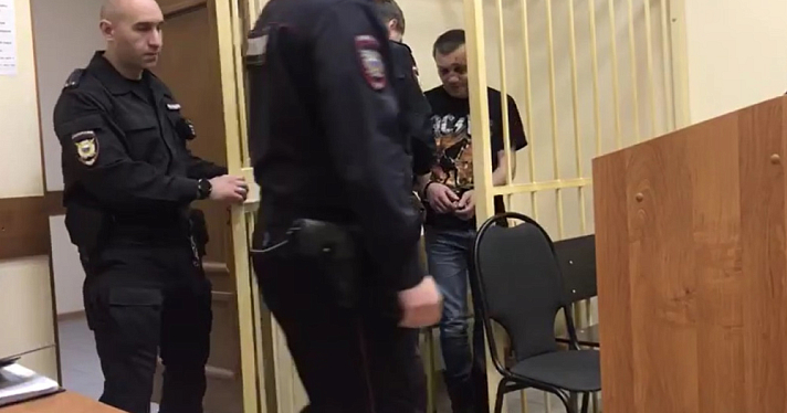 Гость из Воронежской области устроил стрельбу на площади Волкова Ярославля