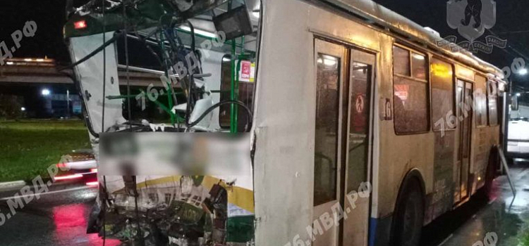 Пострадали люди! В Ярославле бетономешалка въехала в троллейбус