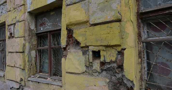 «Отвалился кусок исторической стены»: градозащитница обратила внимание на разрушающееся здание в центре Ярославля