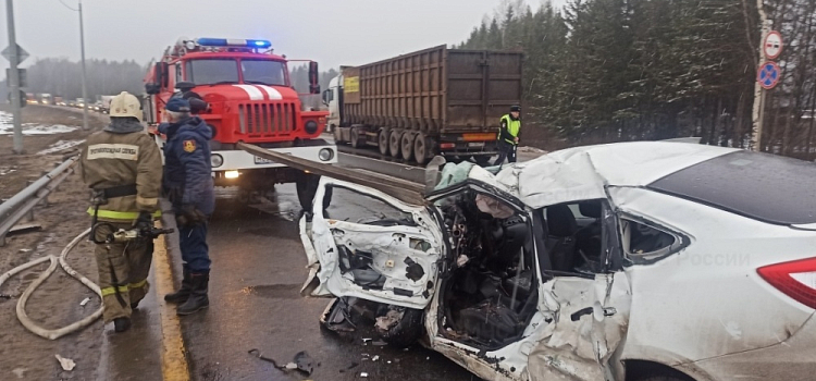 В Ярославской области произошло смертельное ДТП с участием фуры и легковушки